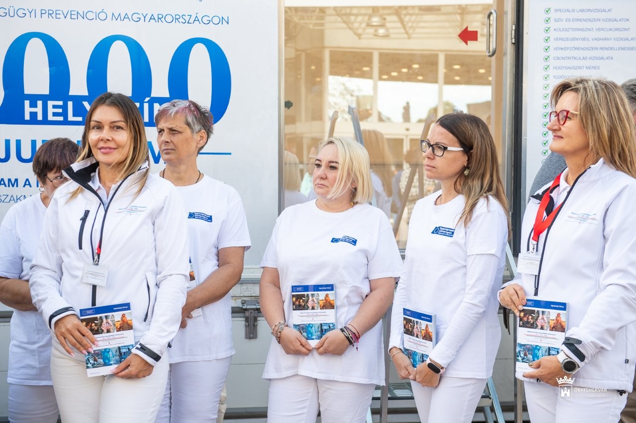 Alzheimer-világnap - az ország legnagyobb szűrőkamionja az Alba Plaza előtt