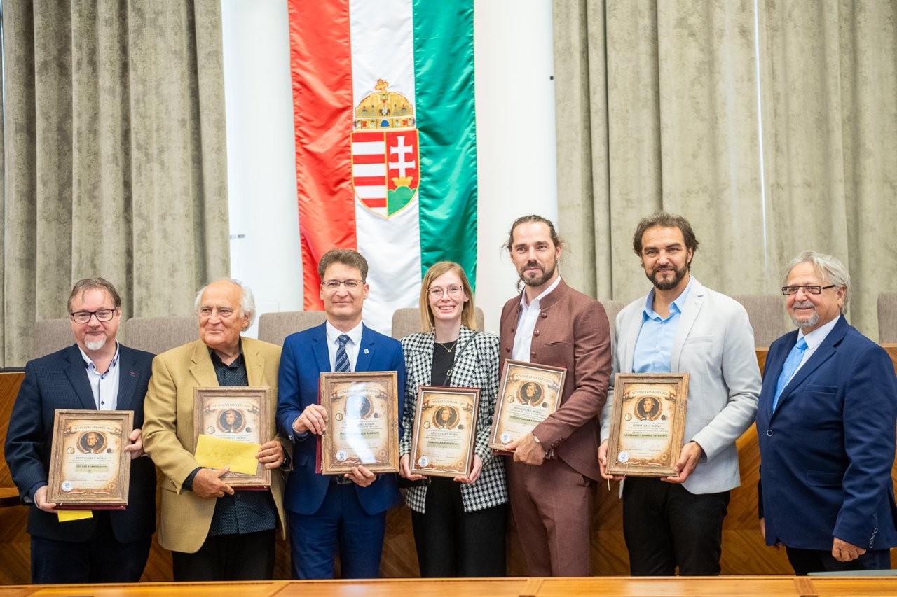 Átadták a Benyovszky Társaság Nívódíjait a Városházán