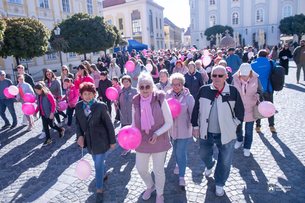 Október 3-án, szombaton rendezik a hagyományos mellrák elleni sétát a Belvárosban