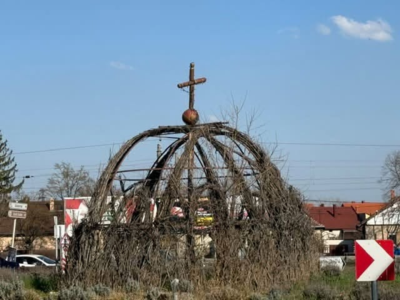 Megkezdik a fűzfakorona kiszedését a maroshegyi körforgalomban