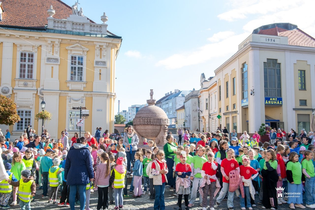 „Csörgő dió, mogyoró, Kodályosnak lenni jó!” flashmob a Városház téren