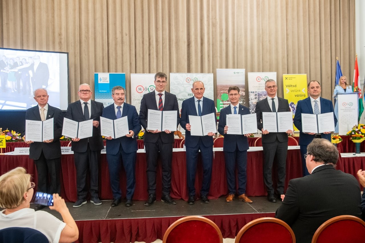 Történelmi megállapodást írt alá a nyolc önkormányzati szövetség Gödöllőn