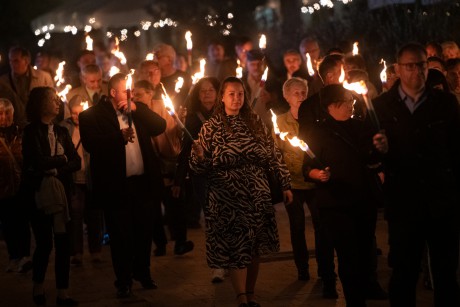 Fényt és összetartozást szimbolizálnak a fáklyák - az aradi vértanúkra emlékeztek a Fekvő katonánál