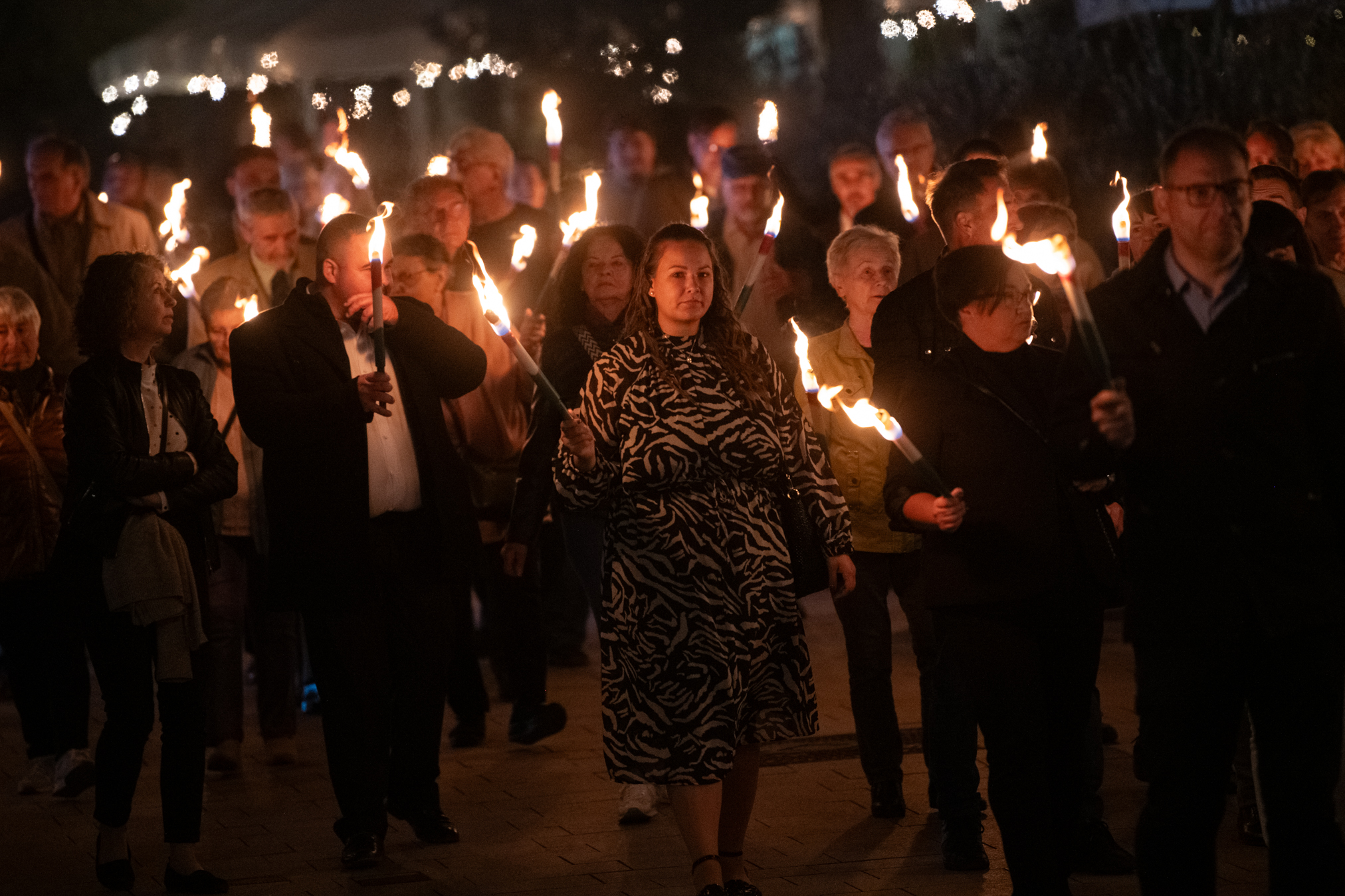 Fényt és összetartozást szimbolizálnak a fáklyák - az aradi vértanúkra emlékeztek a Fekvő katonánál