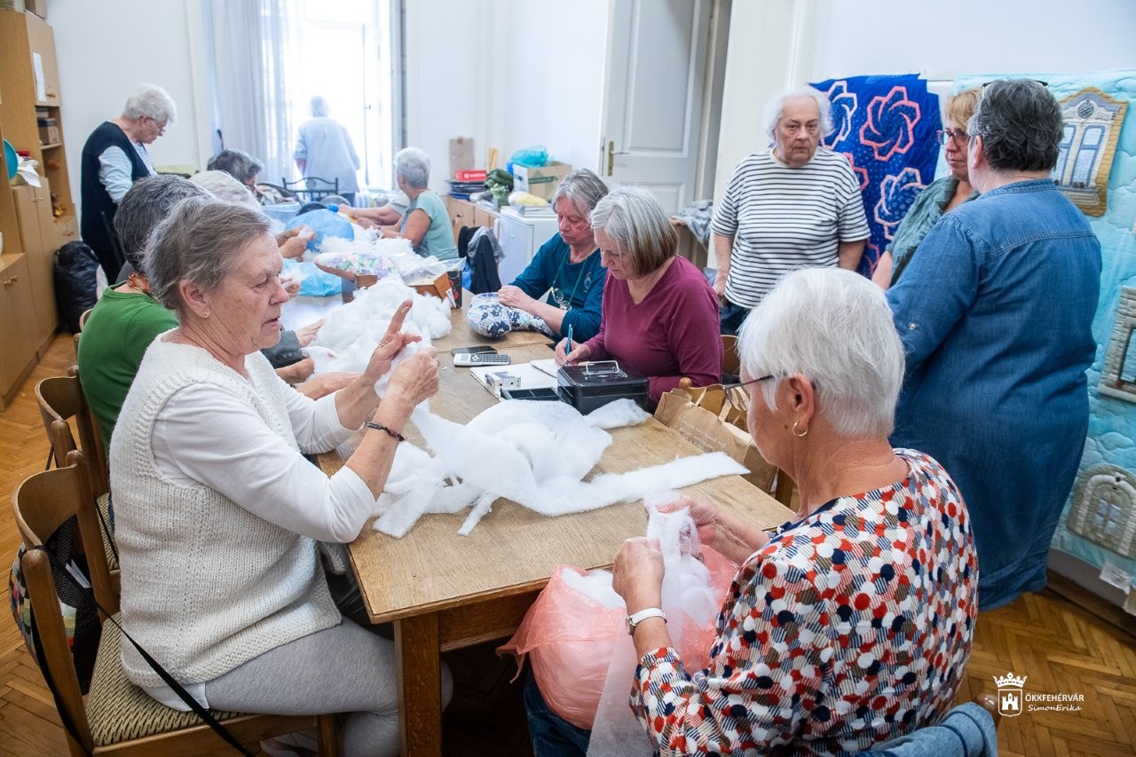 Szívből készülnek a gyógyító párnák a betegek számára