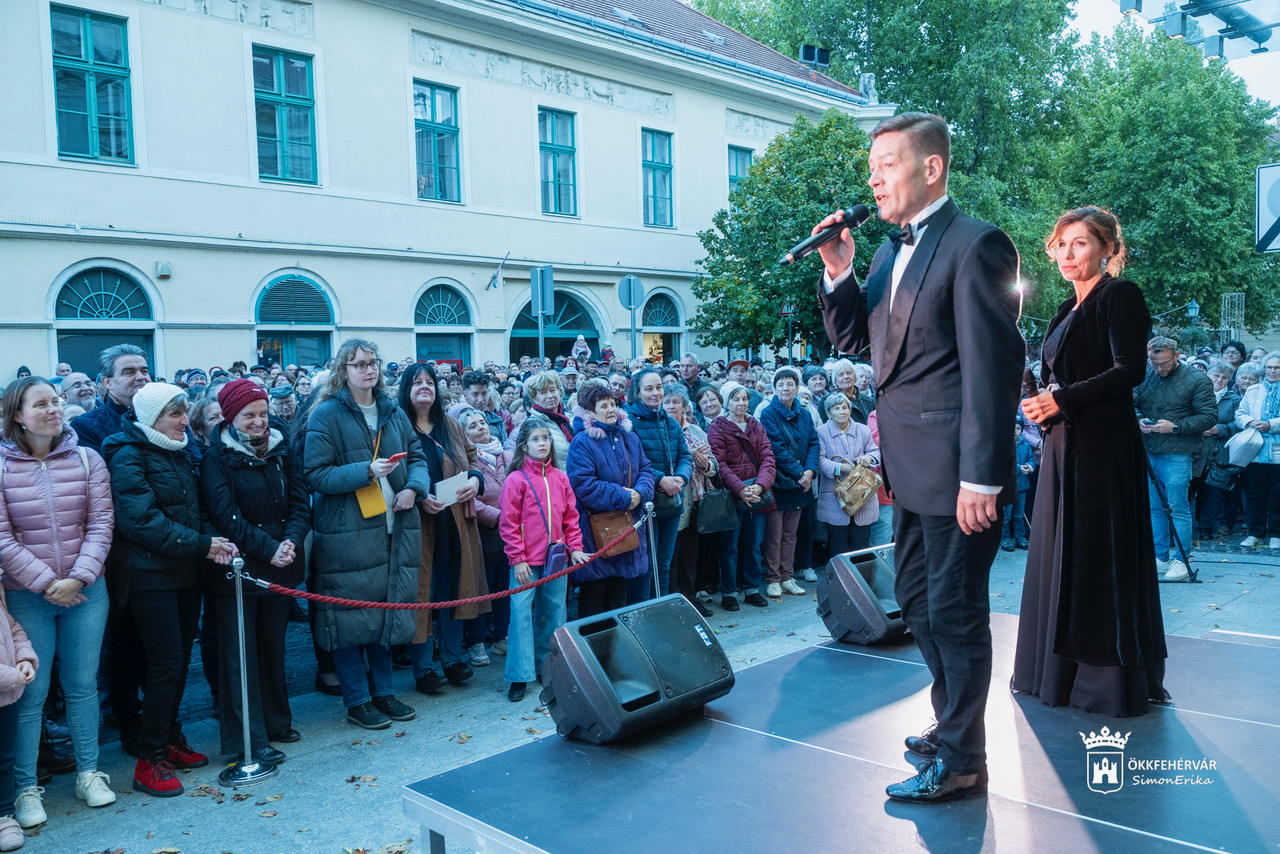 Koncert a magyar operett napján a Vörösmarty Színház előtt