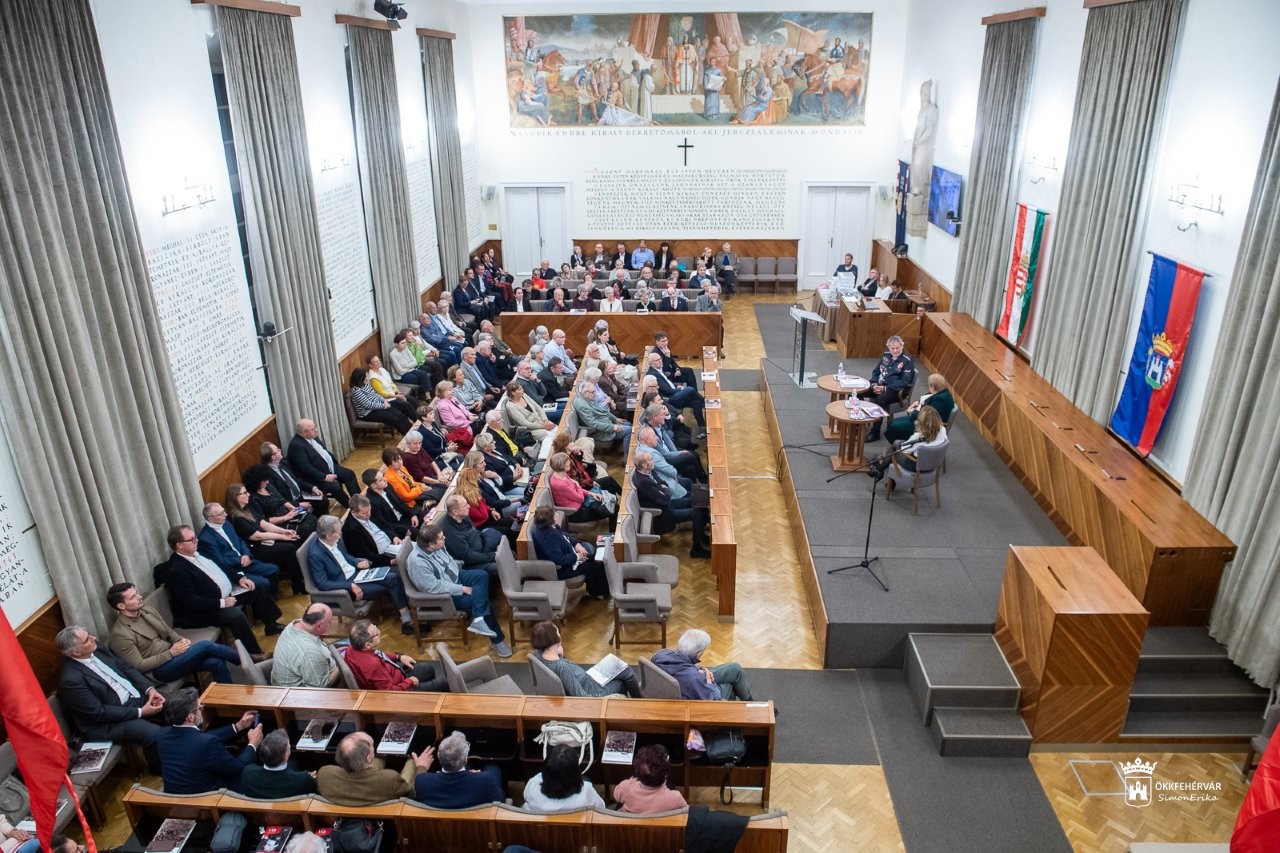 Kötetbemutatók és emléktábla-avató az ‘56-os évforduló előestéjén
